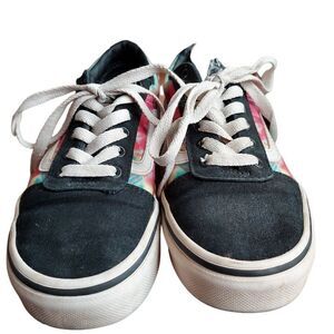 - Van shoes  size 10  VGC